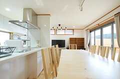 ダイニングテーブルの隣がキッチンです。(2013-02-15,共用部,LIVINGROOM,1F)
