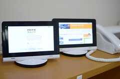 屋内の使用電力を確認できるタブレット機器が2つあり、インターネットもできます。(2013-02-15,共用部,LIVINGROOM,1F)