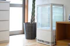ドリンク用の冷蔵庫もあります。白ワインも美味しく冷やせそう。(2013-02-15,共用部,LIVINGROOM,1F)