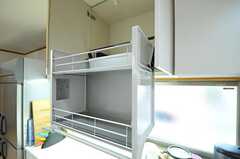 吊り戸棚の収納は、引き出せるタイプです。(2013-02-15,共用部,KITCHEN,1F)