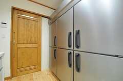 冷蔵庫は大型の業務用。その脇の引き戸は洗面室です。(2013-02-15,共用部,KITCHEN,1F)