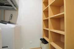 対面には洗剤などを置くことができる収納があります。(2013-02-15,共用部,LAUNDRY,1F)