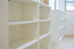 廊下には部屋ごとに使える本棚があります。本でなくとも、ちょっとしたディスプレイにしてもOK。(2013-02-15,共用部,OTHER,1F)
