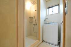 シャワールームの脱衣室には、洗濯機が設置されています。(2013-02-15,共用部,BATH,2F)