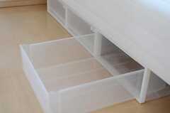 ベッド下には収納ボックスが各部屋3つずつ用意されています。（202室）(2013-02-15,専有部,ROOM,2F)