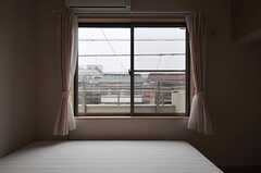 窓の外は高い建物がなく、日当たりもよさそうです。（208室）(2013-02-15,専有部,ROOM,2F)