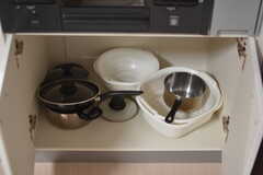鍋類はコンロの下に収納されています。(2018-05-08,共用部,KITCHEN,1F)