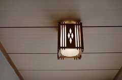 廊下を照らす照明は和テイスト。(2014-12-08,共用部,OTHER,1F)