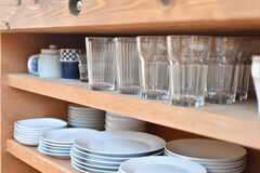 ダイニングテーブル下は食器類の収納スペースになっています。(2021-06-22,共用部,KITCHEN,1F)