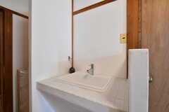 廊下に設置された洗面台。(2021-06-22,共用部,WASHSTAND,1F)