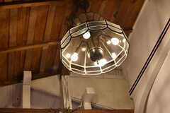 キッチンの天井から古い室内灯が、掛けられています。(2017-10-13,共用部,KITCHEN,1F)