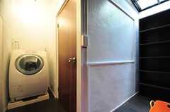 脱衣室はL字型。右手にシャンプー等を置くことができる棚があります。洗濯乾燥機の脇がバスルームです。(2012-05-29,共用部,BATH,1F)