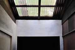 天井は波板プラスチック。天窓っぽい。(2012-05-29,共用部,BATH,1F)