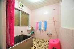 バスルームの様子。レトロなタイル。(2012-05-29,共用部,BATH,1F)
