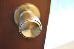 専有部のドアはシンプルな丸ノブ。（204号室）(2012-05-29,専有部,ROOM,2F)