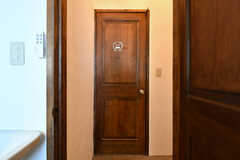 バスルームのドア。サインはステンシルで描かれています。(2020-06-26,共用部,BATH,1F)