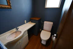 トイレの様子。落ち着いた色合いです。(2022-09-16,共用部,TOILET,2F)