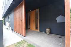 玄関の様子。ドアの素材は米ひばを使用しており、一般的に湿気や水、シロアリにも強いと言われています。(2016-05-26,周辺環境,ENTRANCE,1F)