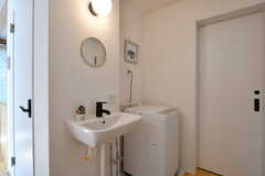 廊下に設置された洗面台と洗濯機。(2021-09-22,共用部,LAUNDRY,1F)