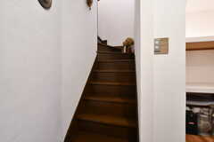 階段の様子。入居者さんの居住スペースは2階です。(2022-11-01,共用部,OTHER,1F)