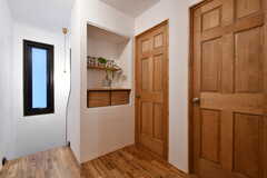 廊下の様子。奥のドアがバスルーム、手前のドアがトイレです。(2022-11-01,共用部,OTHER,2F)