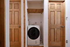廊下に設置されたドラム式洗濯機。(2022-11-01,共用部,LAUNDRY,2F)