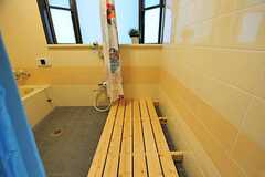 バスルーム内で、すのこが敷かれたスペースが脱衣スペースです。(2012-05-29,共用部,BATH,1F)