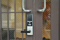玄関の鍵はナンバー式のオートロックです。低い位置に付いています。(2020-06-26,周辺環境,ENTRANCE,1F)