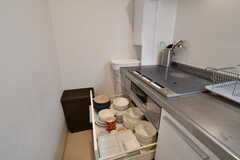 食器類はキッチン下に収納されています。(2020-06-26,共用部,KITCHEN,1F)
