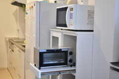 キッチンワゴンには電子レンジとオーブントースターが置かれています。(2020-06-26,共用部,KITCHEN,1F)