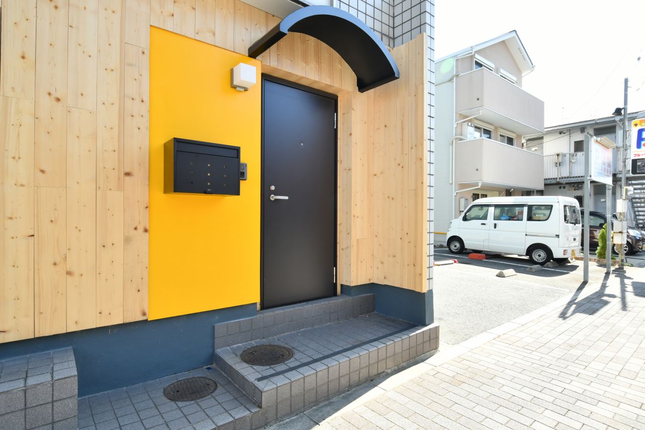 玄関ドアの様子。アーチ型の庇（ひさし）が可愛いです。(2019-11-05,周辺環境,ENTRANCE,1F)