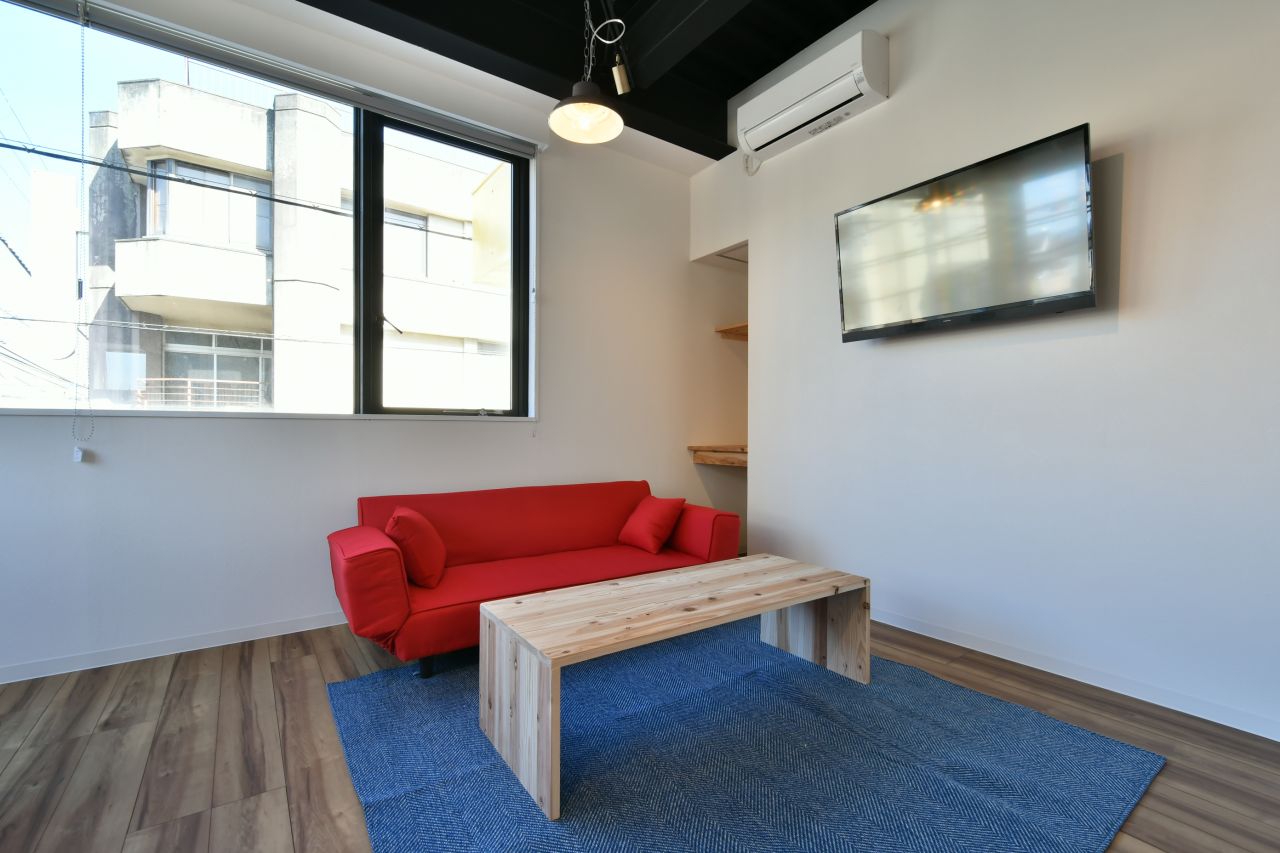 ソファスペースの様子。ソファはベッドにもなるタイプです。(2019-11-05,共用部,LIVINGROOM,2F)