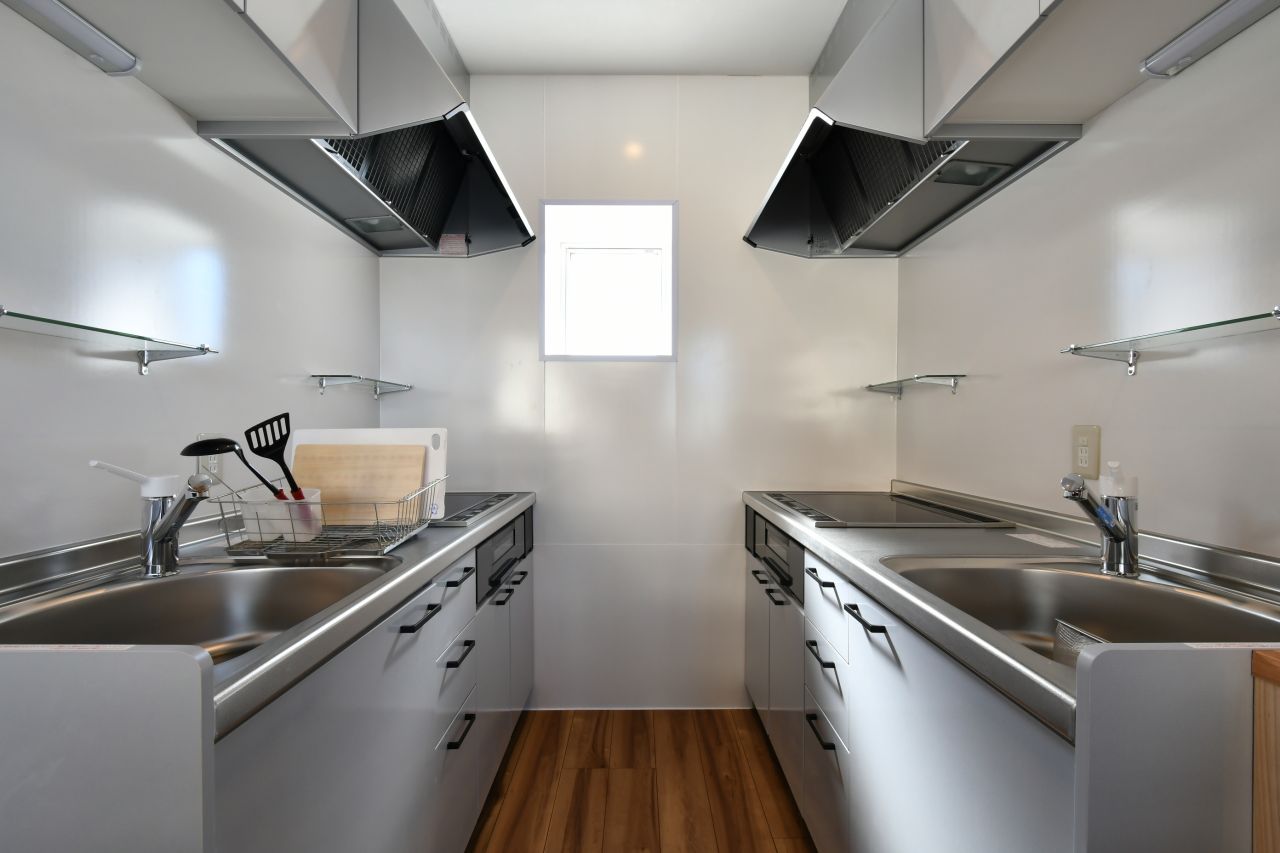 キッチンの様子。2台が向かい合っています。(2019-11-05,共用部,KITCHEN,2F)