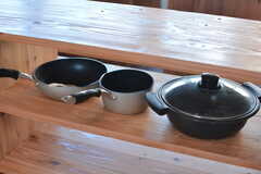 フライパンや鍋類はリビング側の棚に並んでいます。(2019-11-05,共用部,KITCHEN,2F)