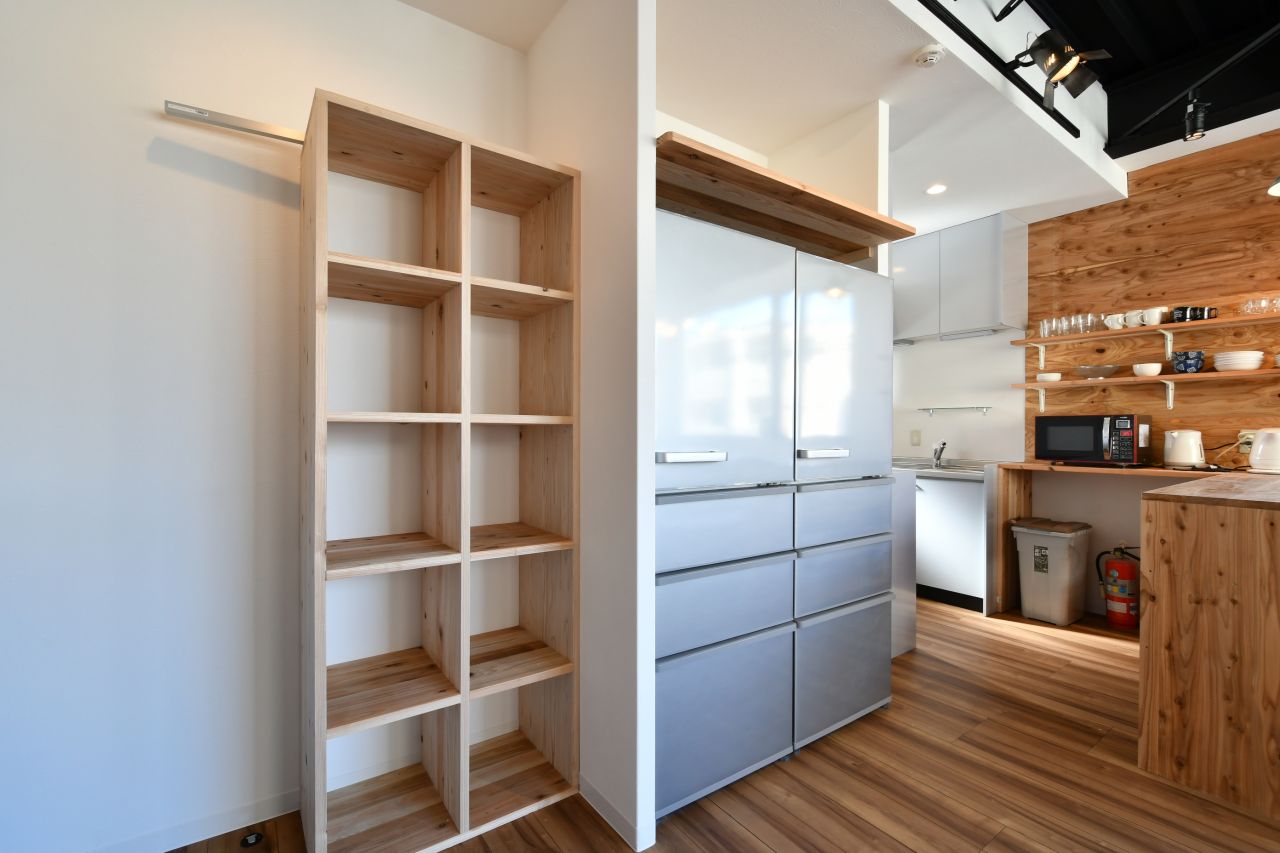 部屋ごとに使える収納棚の様子。(2019-11-05,共用部,KITCHEN,2F)