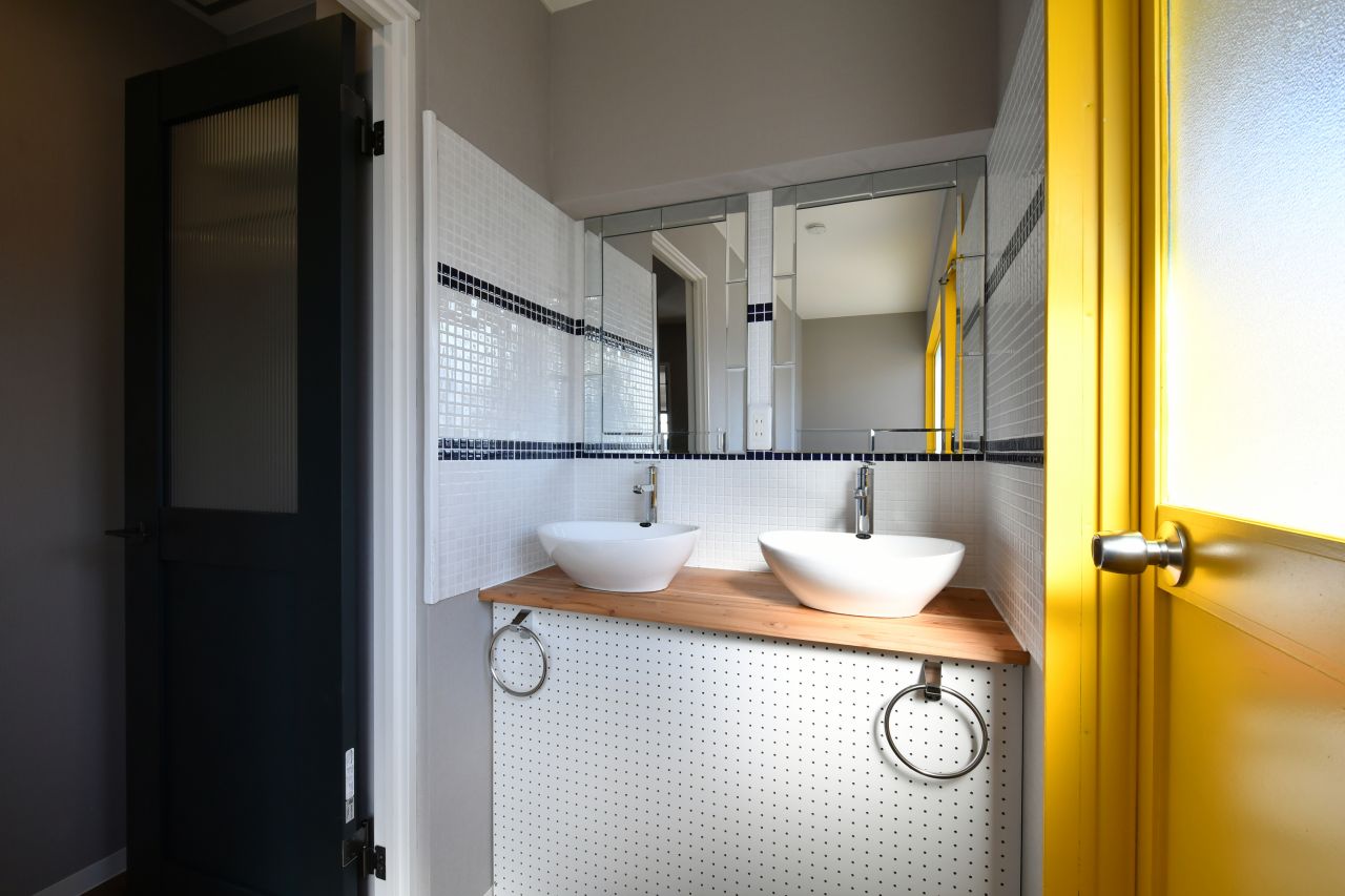 洗面台の左手のドアが廊下につながっています。(2019-11-05,共用部,WASHSTAND,3F)