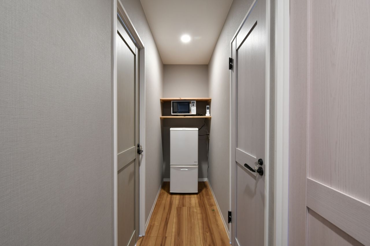 廊下には小さな冷蔵庫と電子レンジが設置されています。(2019-11-05,共用部,OTHER,3F)
