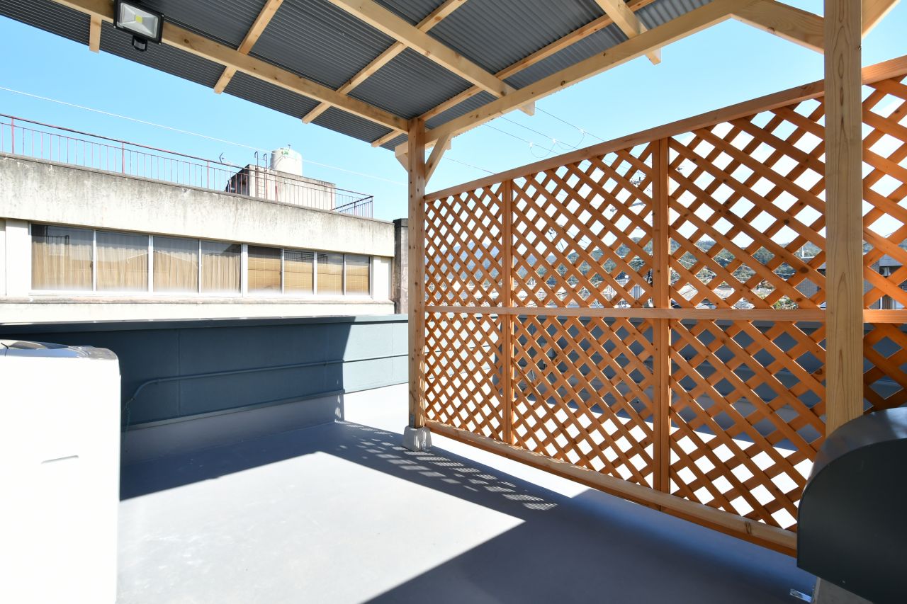 ルーフバルコニーの様子。屋根付きです。(2019-11-05,共用部,OTHER,3F)