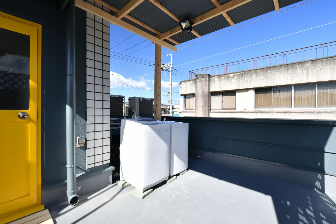 ルーフバルコニーには洗濯機が設置されています。(2019-11-05,共用部,LAUNDRY,3F)