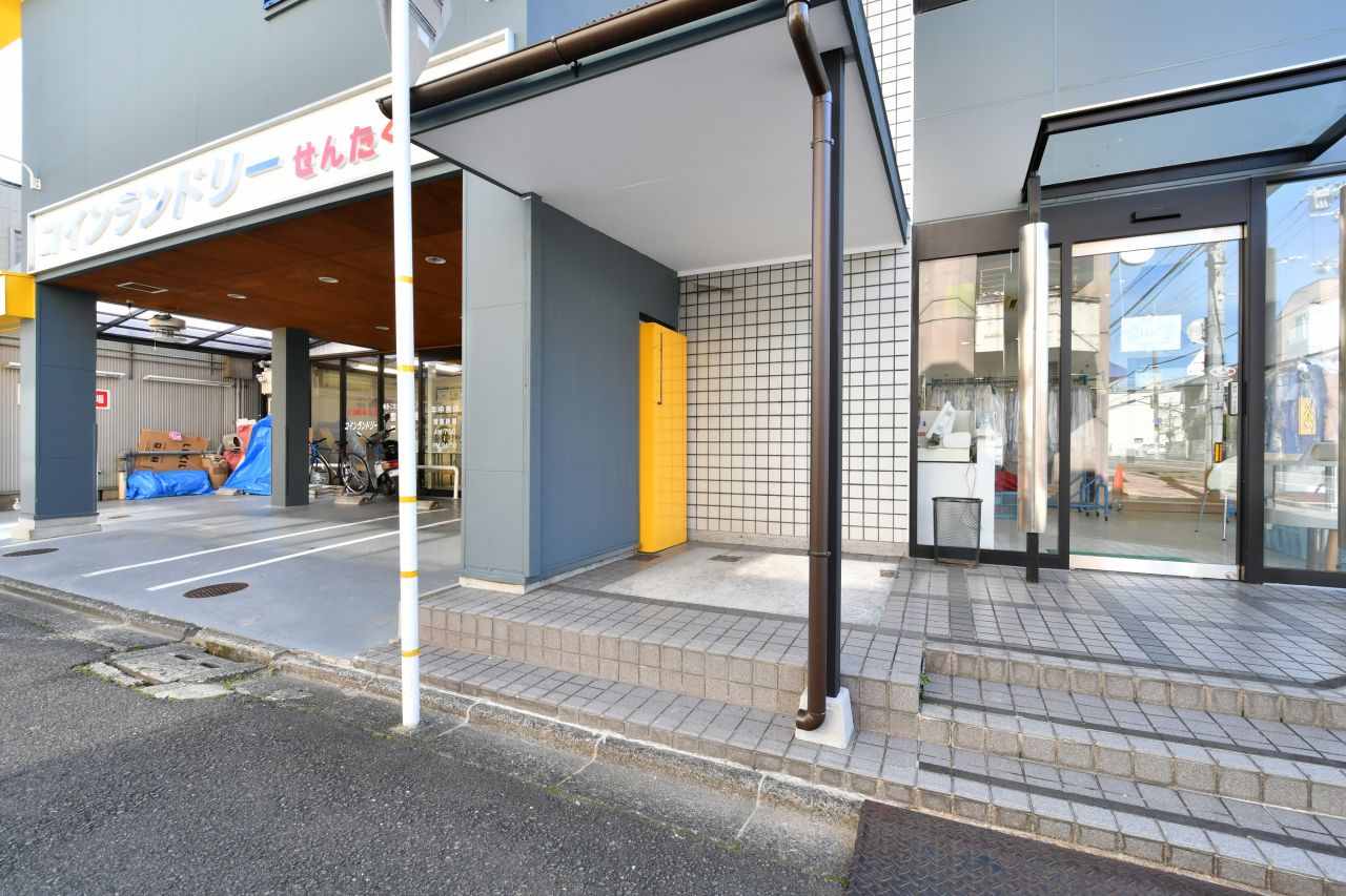 屋根のある部分が自転車置き場です。(2019-11-05,共用部,GARAGE,1F)