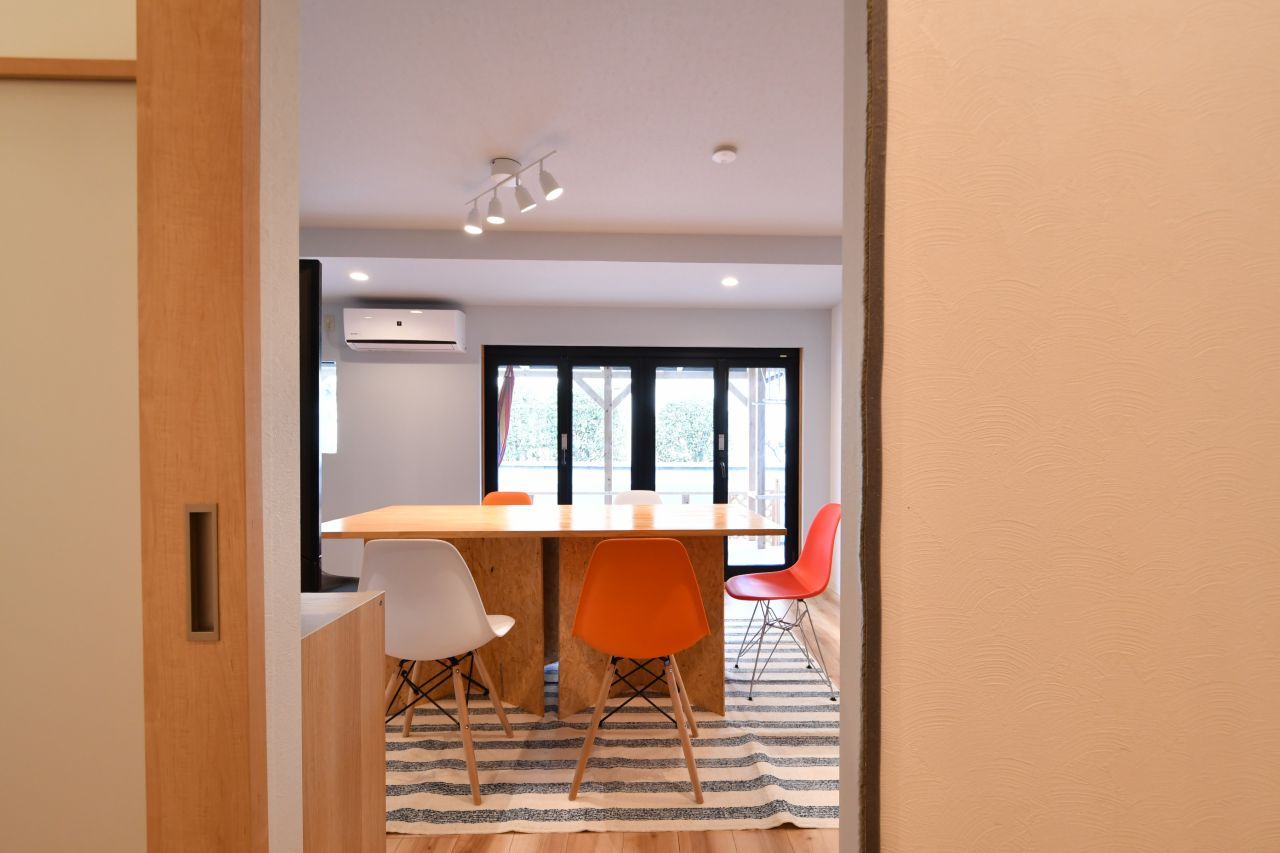 廊下から見たラウンジの様子。(2018-12-05,共用部,LIVINGROOM,1F)