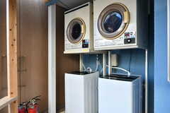 テラスに設置された洗濯機と乾燥機。(2018-12-05,共用部,LAUNDRY,1F)