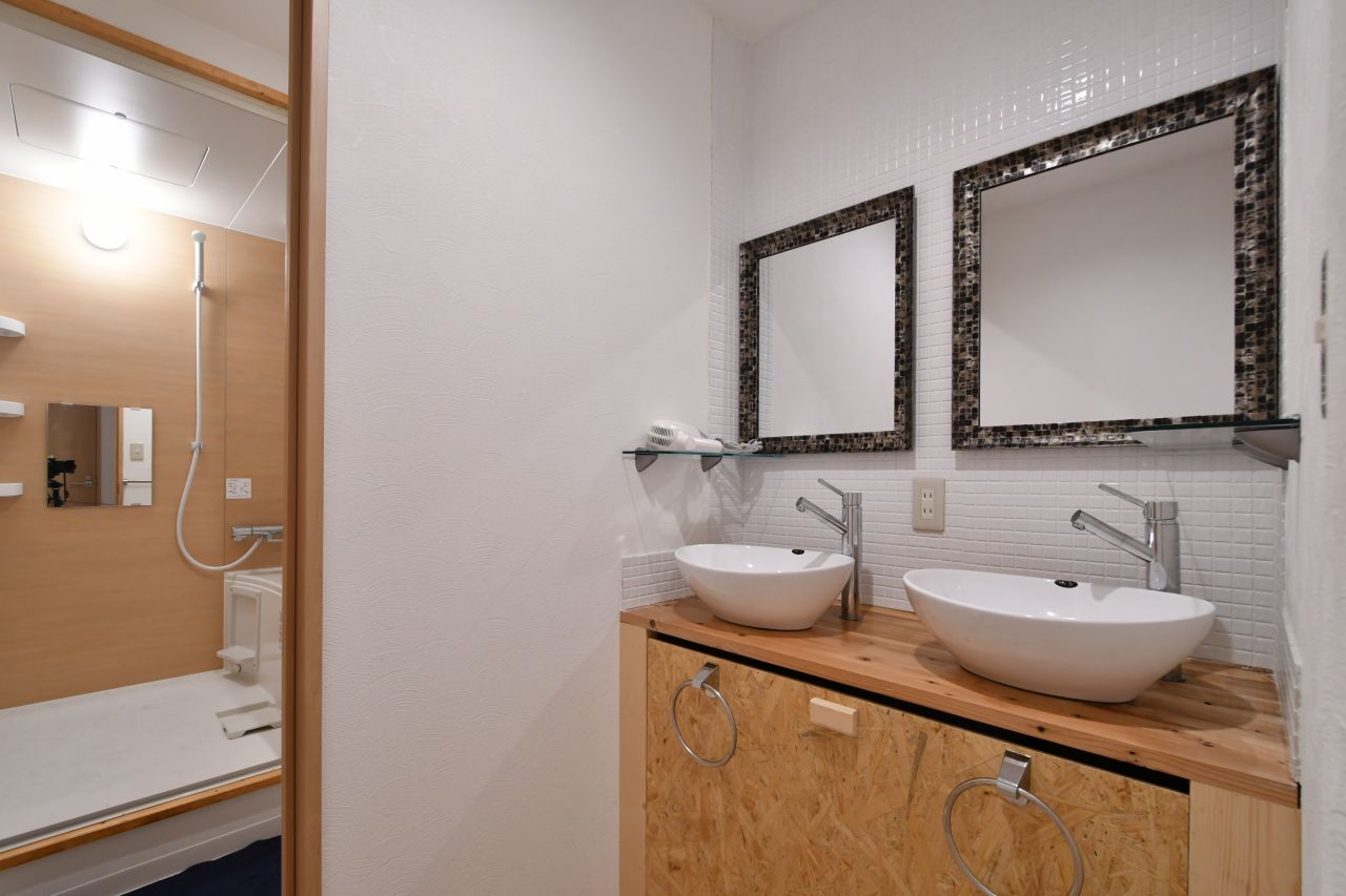 洗面台の様子。奥が脱衣室とバスルームです。(2018-12-05,共用部,WASHSTAND,1F)