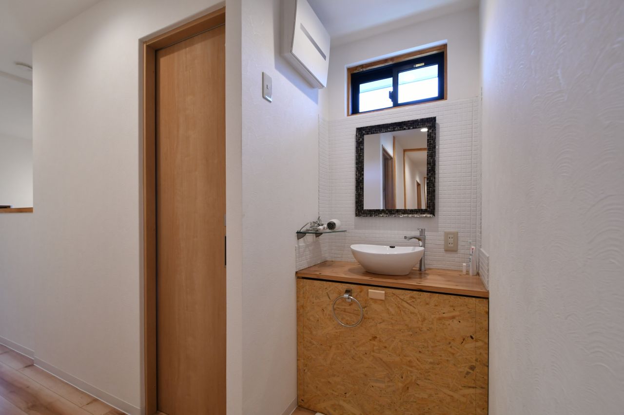 廊下に設置された洗面台。左手のドアがトイレです。(2018-12-05,共用部,WASHSTAND,2F)