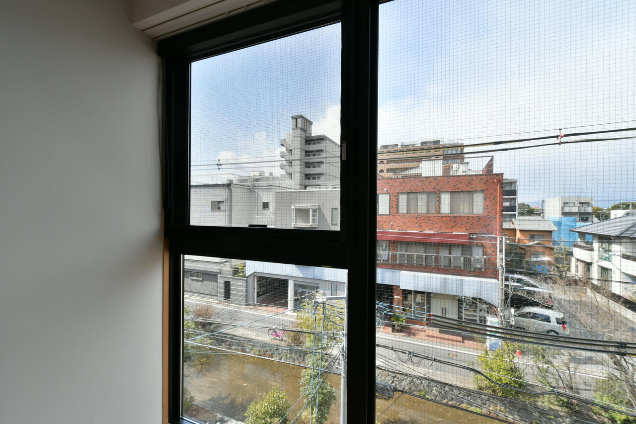 窓には網戸が付いています。春になると高瀬川沿いの桜が、専有部から見えるのだそう。（301号室）|3F 部屋