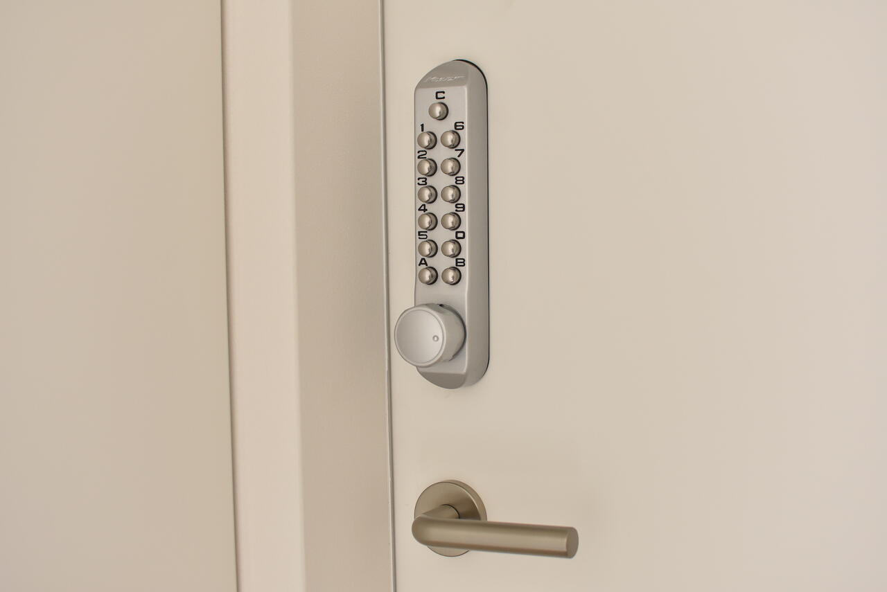 専有部の鍵はナンバー式のオートロックです。（201号室）|2F 部屋