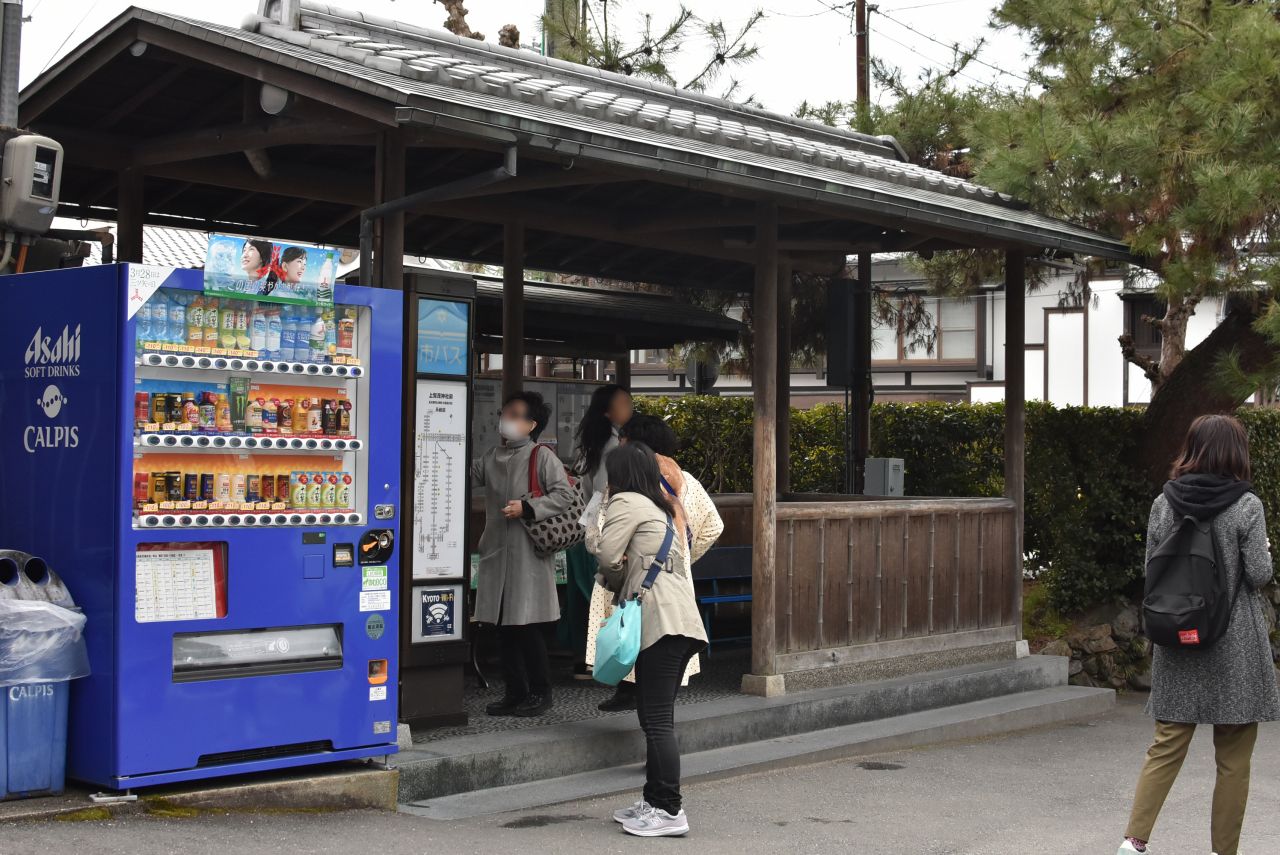 シェアハウス周辺のバス停の様子。|1F 周辺環境