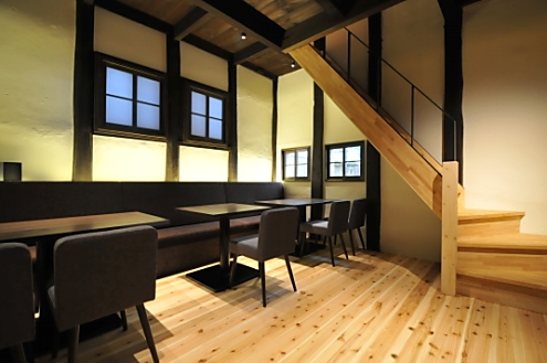 リビングの様子2。天井がとても高いです。 (2014-04-08,共用部,LIVINGROOM,1F)
