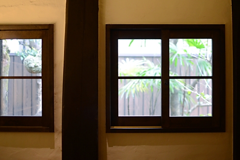 窓からは緑がチラリ。 (2014-04-08,共用部,LIVINGROOM,1F)