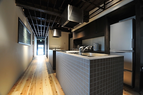 キッチンの様子。とてもスタイリッシュなデザイン。 	(2014-04-08,共用部,KITCHEN,1F)